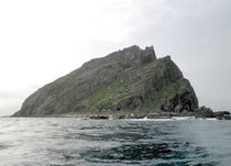 尖閣諸島の南小島(石垣市提供)