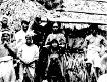 写真は1908年ごろ撮影された久場島での一コマ。中央の母娘(長女真伎1901年生)と左隣に写る父弥喜太。