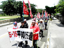 基地のない沖縄を願い、平和行進する人たち=石垣市白保