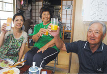 乾杯して沖縄尚学の8強入りを喜ぶ安里光雄さん、サチさん、﨑山さん(右から)=20日午後、石垣市新川