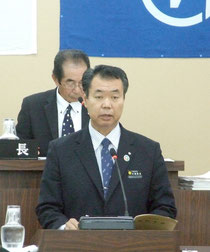 施政方針演説をする川満町長=9日午後、町議場