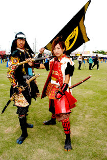 石垣島まつりに参加したグレート家康公「葵」武将隊の服部半蔵正成と井伊直政=3日午前、真栄里公園