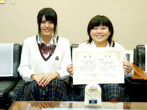 全国大会へ出場する(右から)黒島さんと伊良皆さん=9日午後、八重山商工高校