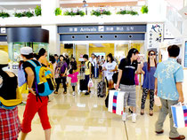 到着客で混雑する石垣空港=25日午後2時30分