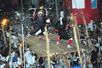 武者たちが戦いを演じた四カ字ムラプールのツナヌミン=27日夜、石垣市新川