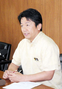 記者団の質問に答える中山市長=市役所