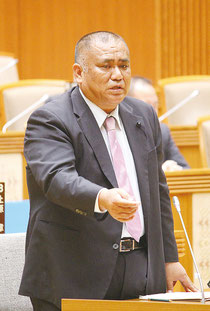 11月定例会で質問する砂川利勝氏=7日午前、県議会