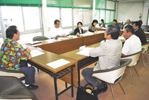石垣市エコアイランド構想策定委員会の初会合が開かれた=27日午後、市役所