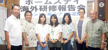 帰国報告をした(左3人目から)新さん、古見さん、内盛さんの3人=22日午後、町長室