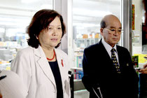 臨時会での協議内容について報道陣に発表する竹富町教育委員会の大田綾子委員長(左)と慶田盛安三教育長=10日夜、町役場前
