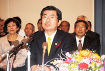 記者会見で出馬表明する高嶺氏(29日午前)