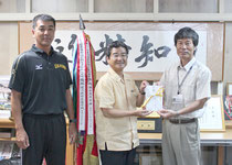 左から宮良監督、金城常務取締役、仲宗根校長(15日、浦添商)