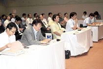 高良氏の講演を聞く全国の若手市長たち=3日午後、市民会館中ホール