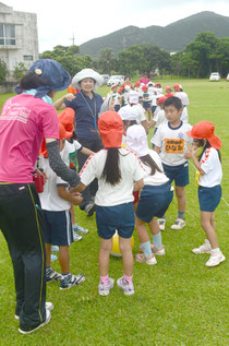 運動場でさまざまなレクを楽しむ北部地区の小学生。歓声が響いた=明石小学校