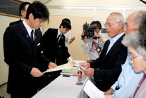 義家氏に要請書を手渡す「住民の会」などのメンバー=1日午後、町教委
