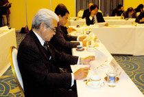 県市議会議長会の定期総会で議案を審議する石垣市の伊良皆議長(13日午後)