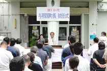 3期目の就任式に臨む外間町長(与那国町提供)