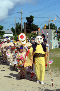 ミチサネで最初に会場入りした西のミルクら。祭りの開幕を告げた=波照間島