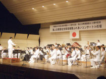 軽快な音楽で観客を楽しませた佐世保音楽隊=28日夕、石垣市民会館
