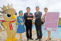 ピーチの石垣就航を発表する井上CEОと中山市長