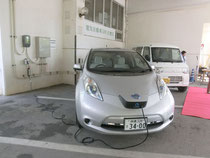 石垣市が3月に導入した電気自動車。充電設備も整備された