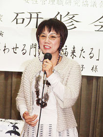 講演したヒーリングライターの米盛智恵子さん=8日午後、ホテルグランビュー石垣