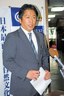 北朝鮮の弾道ミサイル発射実験通告を受け記者会見する中山市長=3日午前、市役所