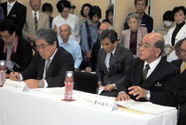 義家政務官の指導に反論する慶田盛教育長(右)と竹盛委員長。反対派の住民も詰めかけた=1日午後、町教委