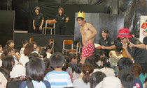 子ども向けの劇を披露した八重高演劇部=5月31日午後、市子どもセンター