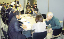 昨年11月、東京都で開かれた不在地主対象の相談会(市農業委員会提供)