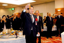 人事院総裁賞の受賞祝賀会で乾杯する大泉上席飛行士(16日夜)