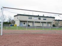 Direkt am Lessenicher Sportplatz sind die Umkleidekabinen. Die Wohnung im ersten Stock links wollte der Verein als Besprechungsraum für Spieler und Trainer nutzen. Doch diesen Plan hat jetzt die Stadt Bonn durchkreuzt. Und sich für die Panne entschuldigt.