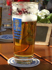 Eine Halbe im Goldrandglas / Augustiner Biergarten