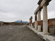 Im Hintergrund der Vesuv