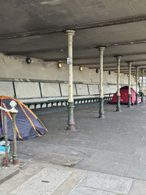 Obdachlose in einer Unterführung 