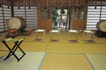 黒漆塗りと素木の胡床