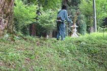 境内の草刈り作業