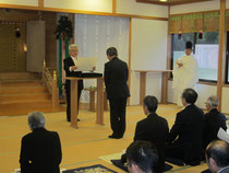 表彰状を授与される福成神社宮司