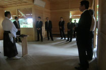 大江神社の説明をする宮司