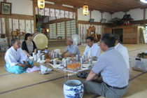 拝殿での直会