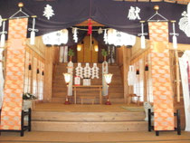 拝殿より本殿・幣殿を望む