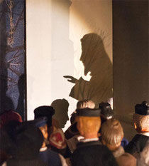 Der Schatten des Johannes am Jordan, alle ziehen zu ihm un getauft zu werden. (Milieukrippe Lyskirchen)