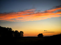 Ein wunderschöner Himmel mit der bereits untergegangenen Sonne begrüßte uns vor unserer "Haustür".