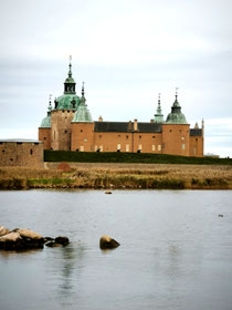 Und nun schlendern wir durch den Park zurück. Es ist schon  kurz vor fünf und wir beschließen einen ausgewiesenen Übernachtungsplatz hier in Kalmar mit Blick übers Wasser anzufahren. Das ist er!.🥳