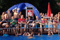 Bürgermeisterkandidat Rauschkolb bei der Mega Pool Party
