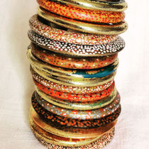 Mixe de bracelets en bois peints ou dorés à la feuille