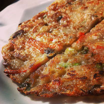 カリカリのお好み焼きのような食べ物。名前は❓