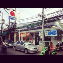 タイのファミリーマート。看板見えないほど電線だらけ(*_*　ファミマは台湾にもあります;