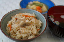 固かったきんぴらは炊き込みご飯に作り直しました。ここでまた褒めます!