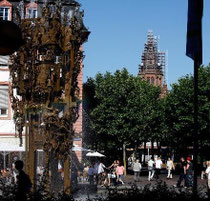 Vom Schillerplatz aus ist derzeit zumindest die Spitze des Doms gut zu sehen. Und wenn es nach dem Dombauverein geht, soll es auch so bleiben. Foto: hbz / Judith Wallerius